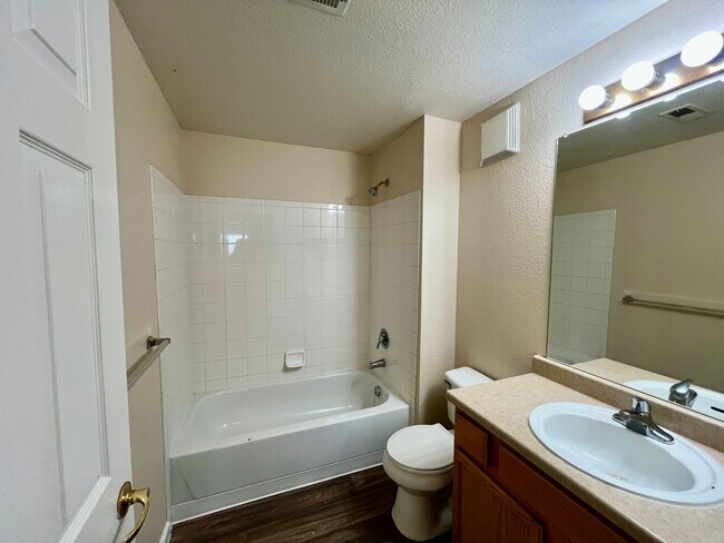 Building Photo - Very nice 2 bed 2 full bath on top floor n...