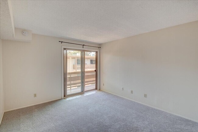 Building Photo - Top-Floor 1 Bed/1 Bath Condo in Point Loma – Resort-Style Amenities!