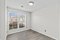 Building Photo - 1302 Williamsburg Dr