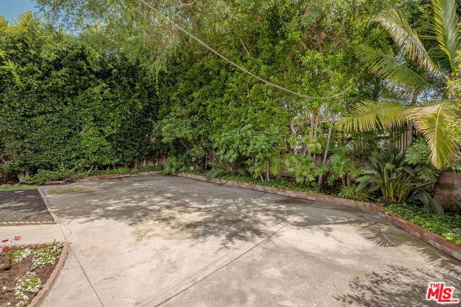Building Photo - 542 N Sierra Bonita Ave