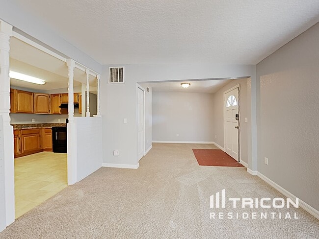Building Photo - 2160 Alemanda Dr