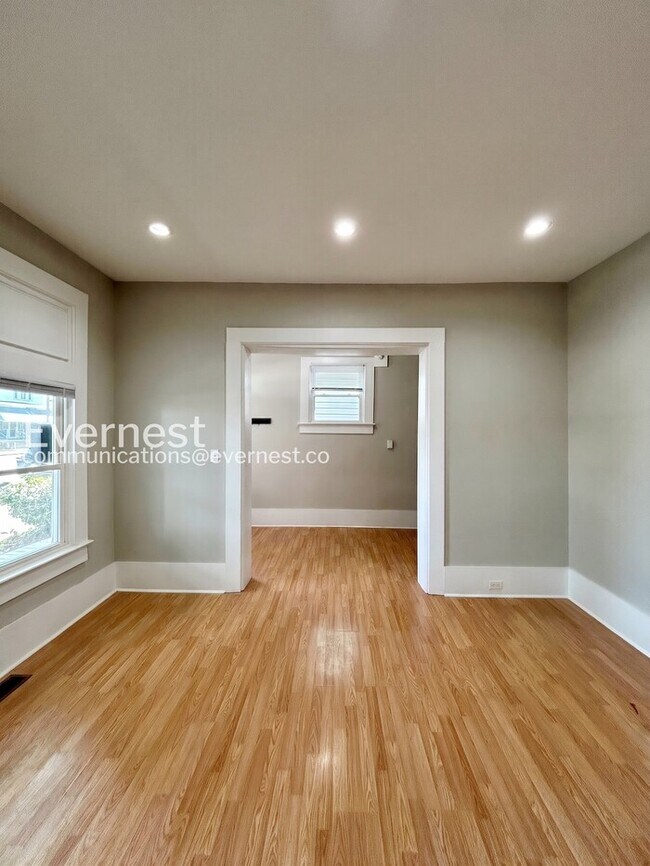 Building Photo - 3 Bed, 2.5 Bath Home with Fenced Yard / Pet-Friendly / Available Now!
