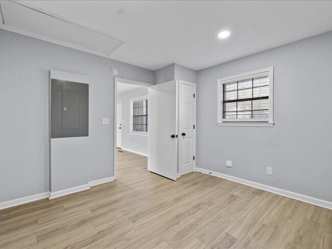 Building Photo - 801 4th Ave E