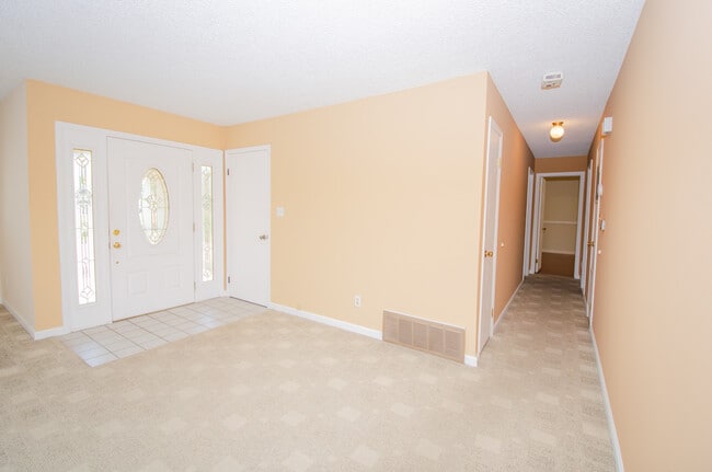 Building Photo - 215 Hillcrest Pl