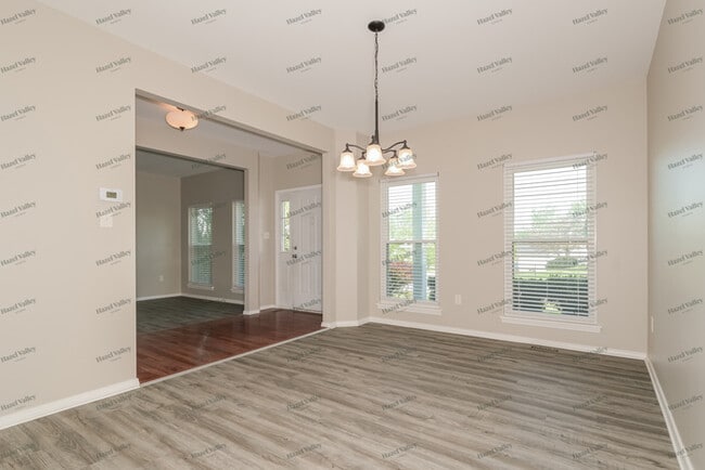 Building Photo - 625 Thornridge Dr