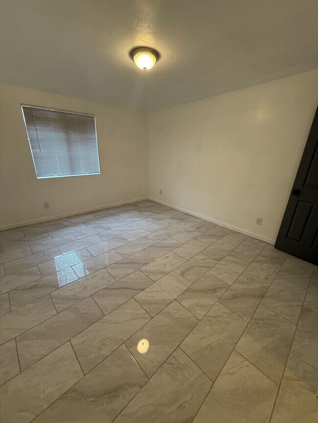 Building Photo - Townhome For Rent