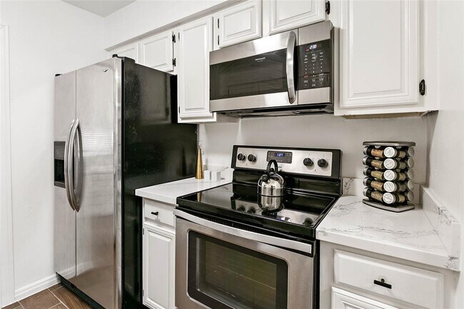 Building Photo - 1052 Augusta Dr
