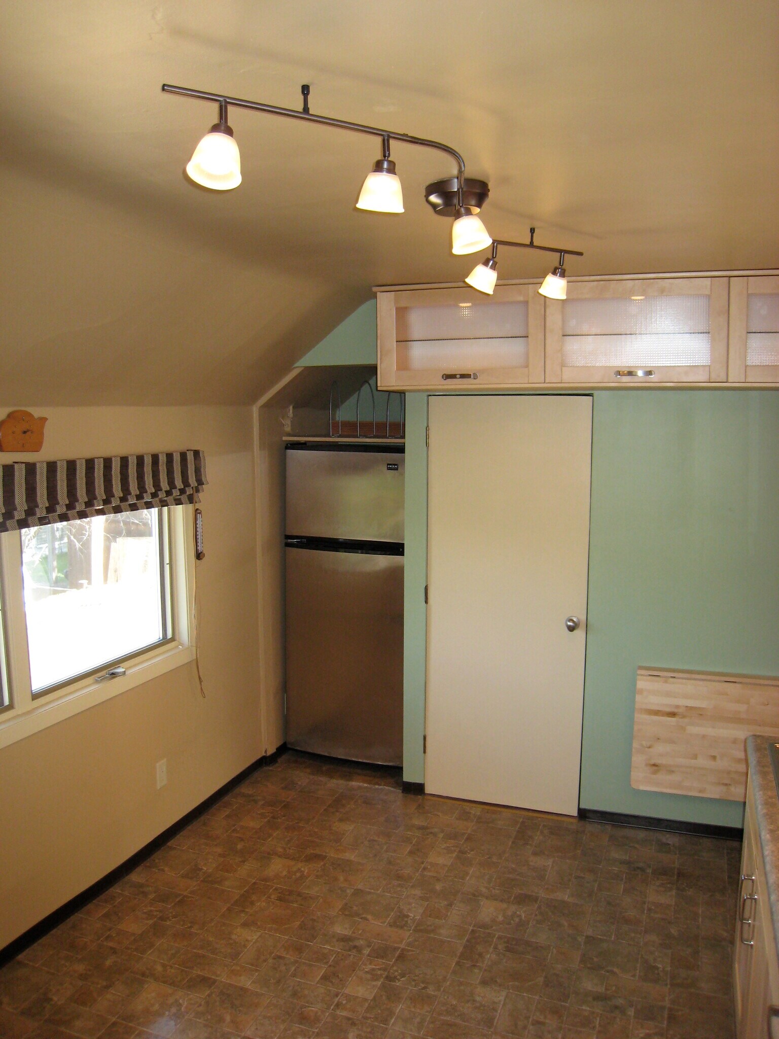 Kitchen. Freezer includes Ice Maker - 314 3rd Ave SE