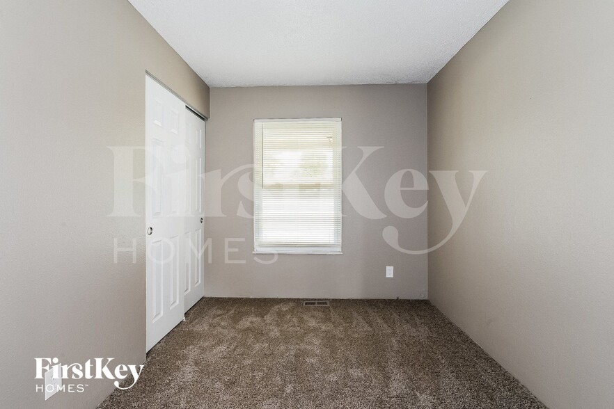 Building Photo - 733 Watersedge Dr