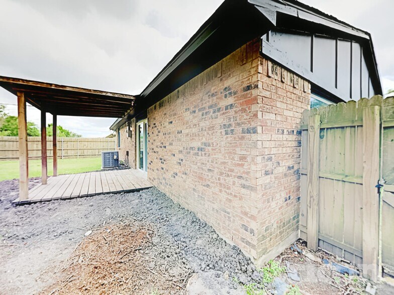 Building Photo - 416 Forestwood Dr