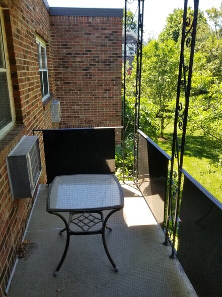 Private Balcony - 152 N Broadway