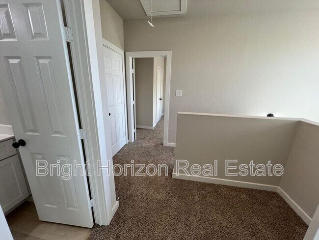 Building Photo - 3479 Valley Vista Dr