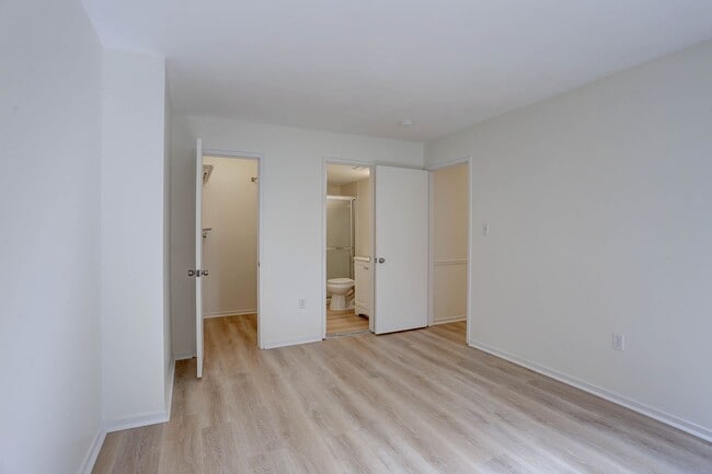 Building Photo - 2 BR/2 BA Garden Level Condo