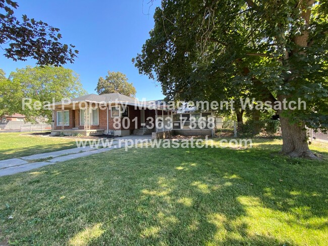 Building Photo - Come Take a Look at This Beautiful 4 Bedro...