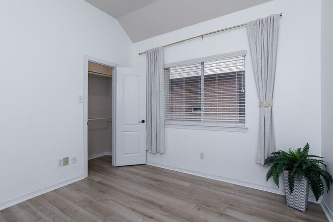 Building Photo - 28610 Hidden Cove Dr