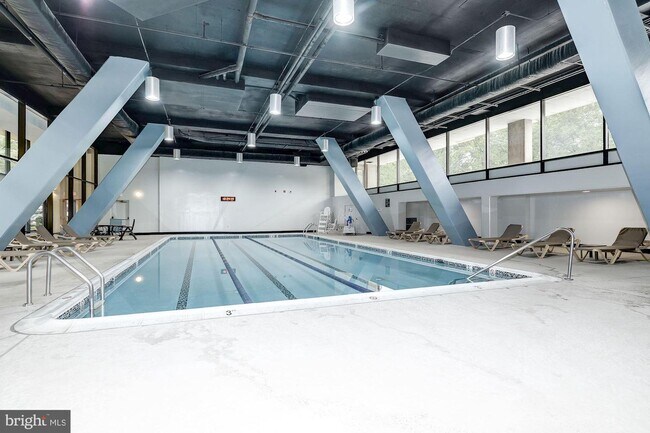 Building Photo - 3800 Powell Ln