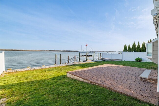 Building Photo - 4047 Greentree Dr