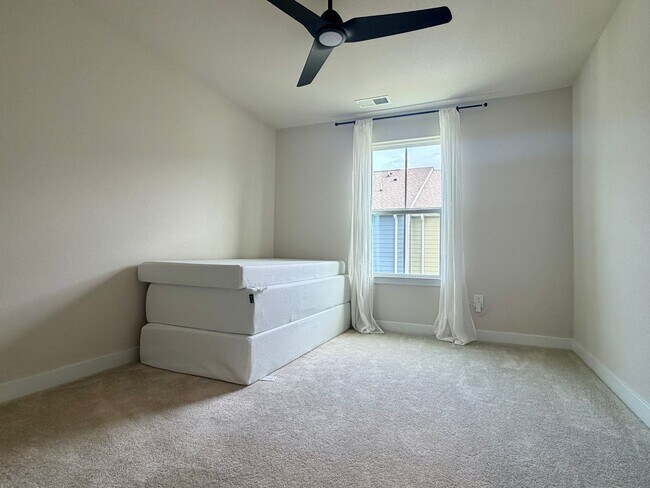 Building Photo - Stunning Townhome in the Heart of Chesapeake
