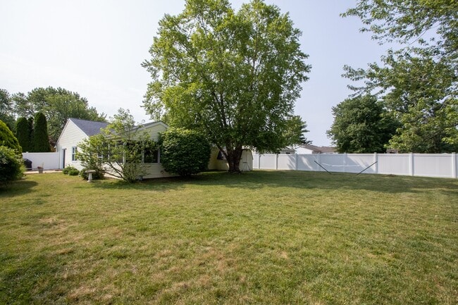 Building Photo - 49 Williamsburg Dr