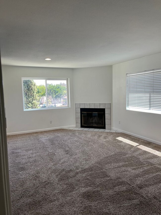 Building Photo - Upgraded upstairs corner unit in the Verano Complex
