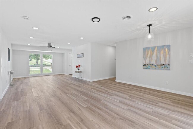 Building Photo - 711 Santa Rosa Dr