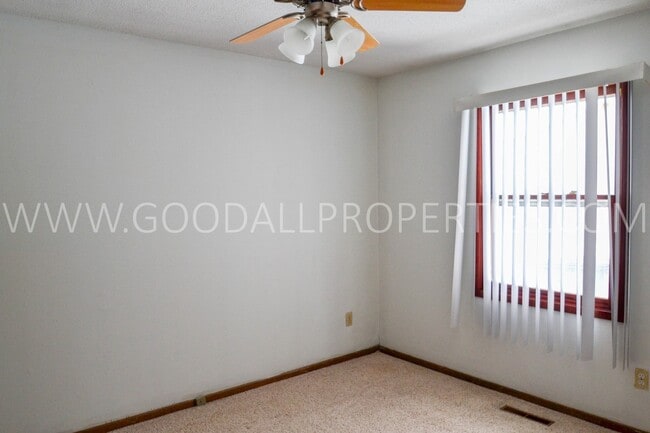 Building Photo - 2 Bedroom One Bath Duplex with garage