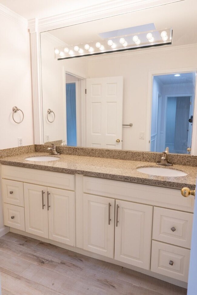 Building Photo - 4bd/3.75ba