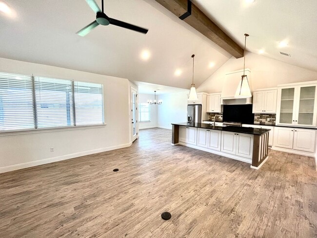 Building Photo - 4 Bed/2 Bath Home