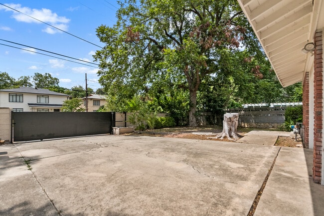 Building Photo - 115 Park Dr