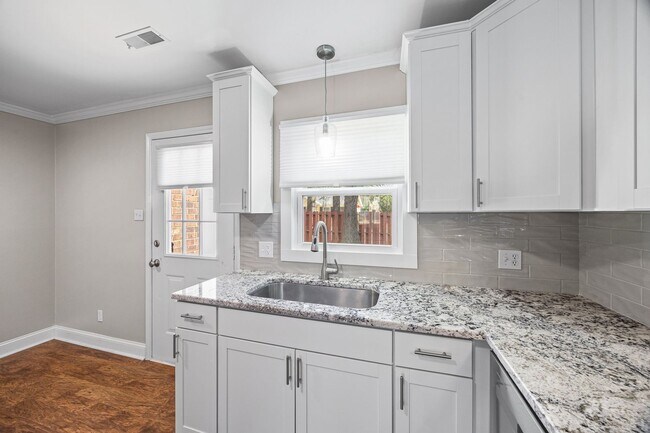 Building Photo - Beautifully updated 2-bed, 1.5 bath Condo in Winn Barr of Rock Hill!