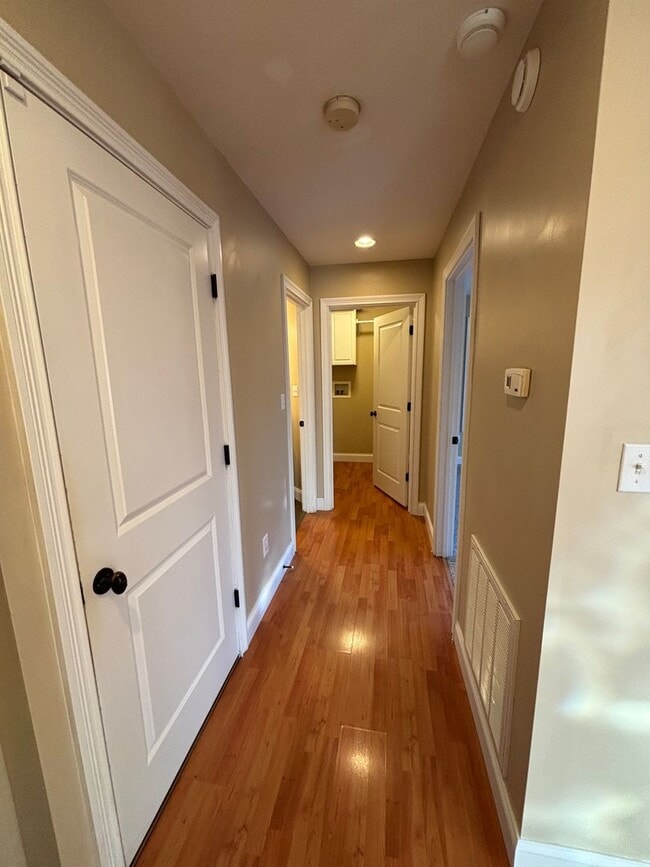 Building Photo - Freshly Renovated Dollhouse in Maryville!!