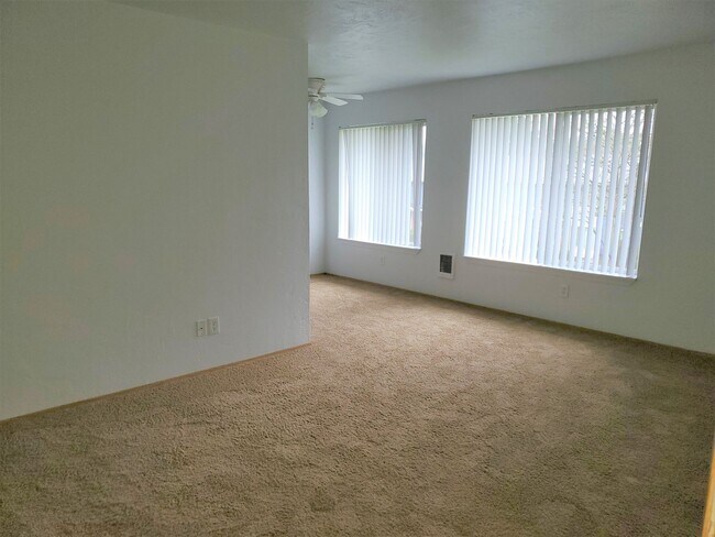 Building Photo - One Bedroom, One Bath - Special $1250.00 and Second Month Free!