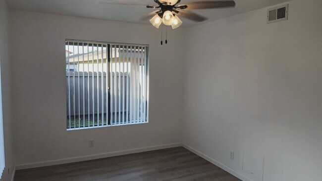 Building Photo - 1300A