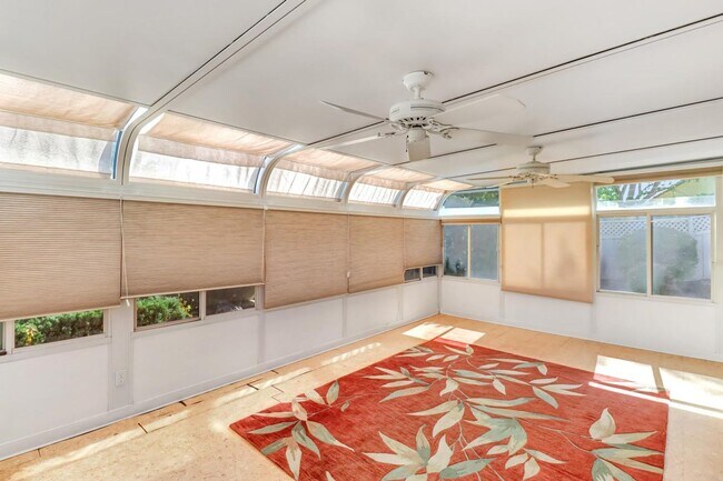 Building Photo - Charming Country Rose Home Located in Sun ...