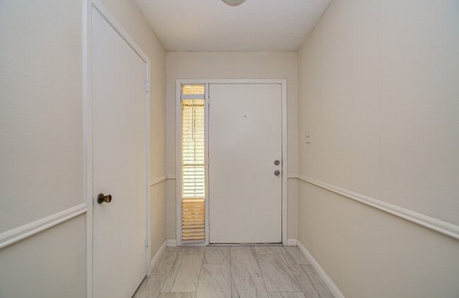 Building Photo - 8820 Bissonnet St