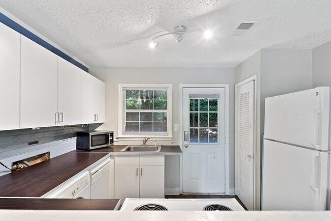 Building Photo - 326 Mathews Ave NE