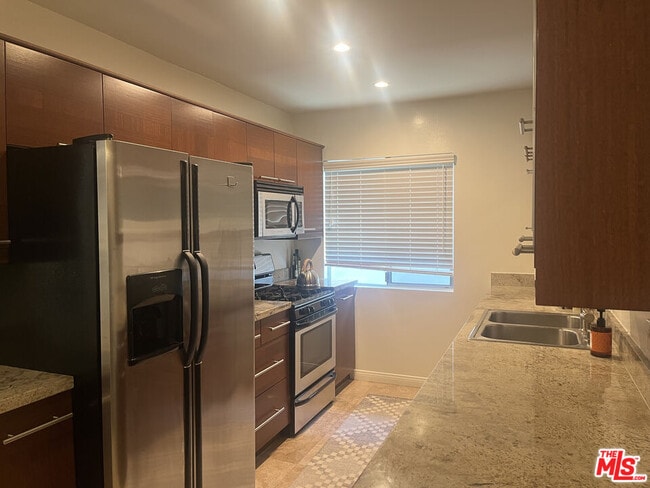 Building Photo - 866 Hilldale Ave