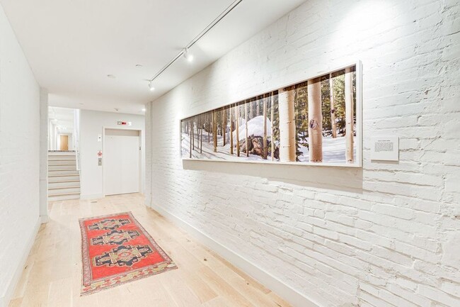 Building Photo - Stunning Capitol Hill One-Bedroom!