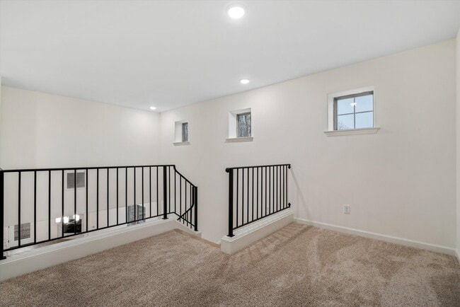 Building Photo - 300 Maple St