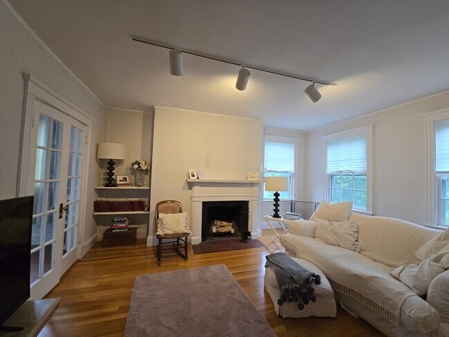 Building Photo - 43 Linnaean St