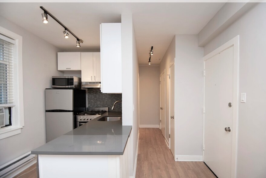 Building Photo - 537 W Belmont Ave