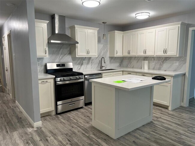 Building Photo - 5807 W 43rd St