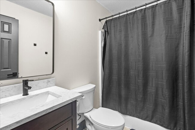 Building Photo - 1609 Roanoke Ave