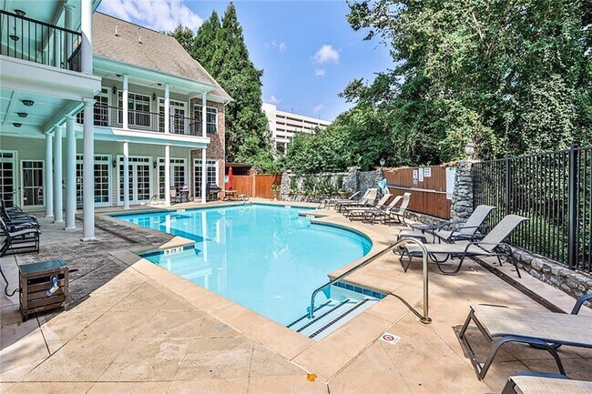 Building Photo - 5480 Glenridge View NE
