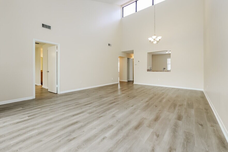 Building Photo - 304 Lakeview Dr E