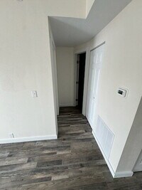 Building Photo - 1 Bed Single Level Apartment