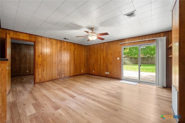 Building Photo - 201 Hillcrest Dr