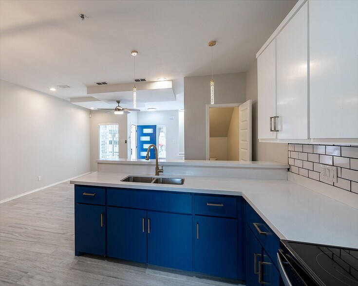 Building Photo - 1308 W Fig Ave