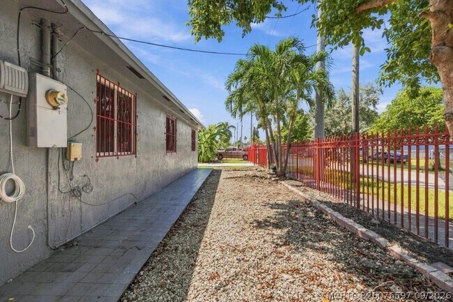 Building Photo - 4952 NW 21st Ave