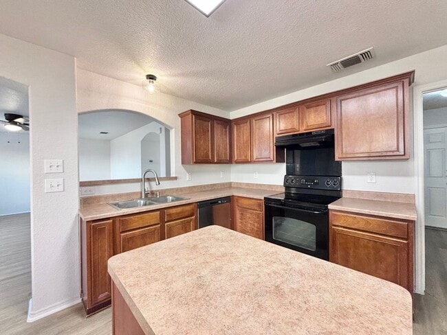 Building Photo - Spacious 4 bed 2.5 bath two-story home!